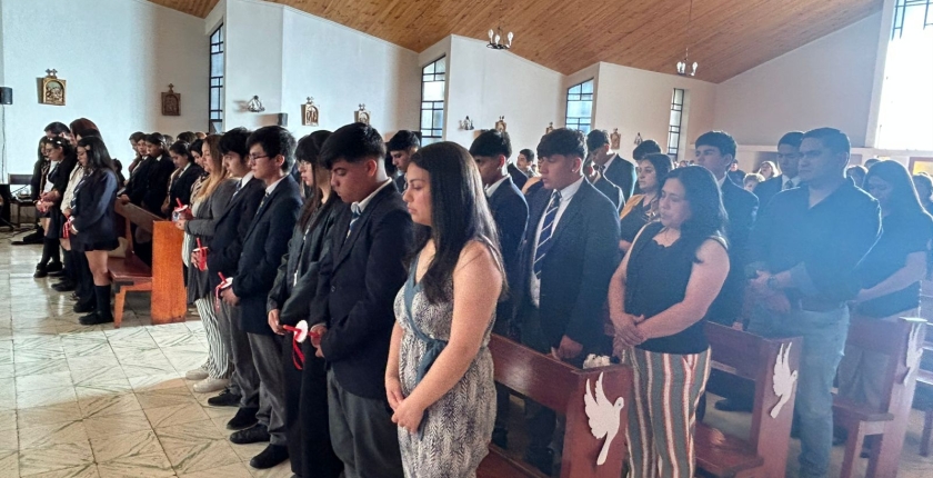 Estudiante y miembro de la comunidad educativa realizan su confirmación